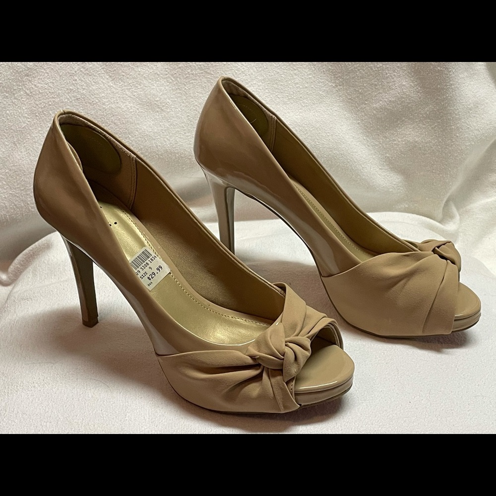COPY - Nude, peep-toe pump w knotted design, size…